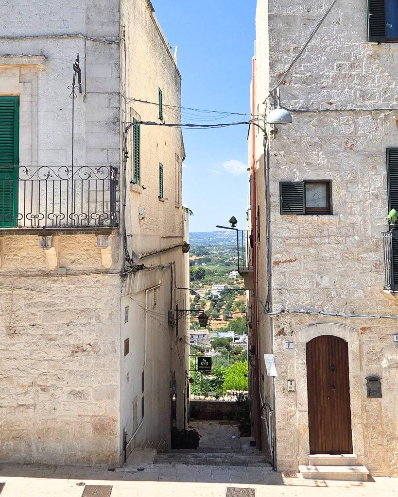 A maze of whitewashed alleys, the scent of grilled meat, and views that stretch to the horizon – discover the hidden rhythm of Cisternino.
